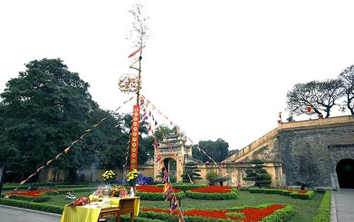 Cây nêu Tết xưa được phục dựng trước sân Đoan môn.