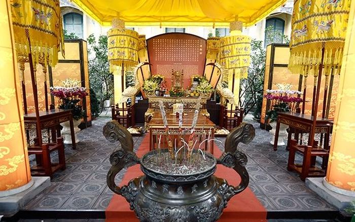 Kính cáo trời đất ở sân điện Kinh Thiên (Hoàng thành Thăng Long).