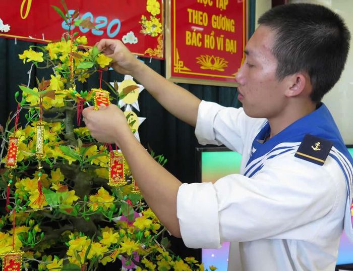 Chiến sĩ Lê Văn Giới trang trí hoa mai chuẩn bị đón xuân về.