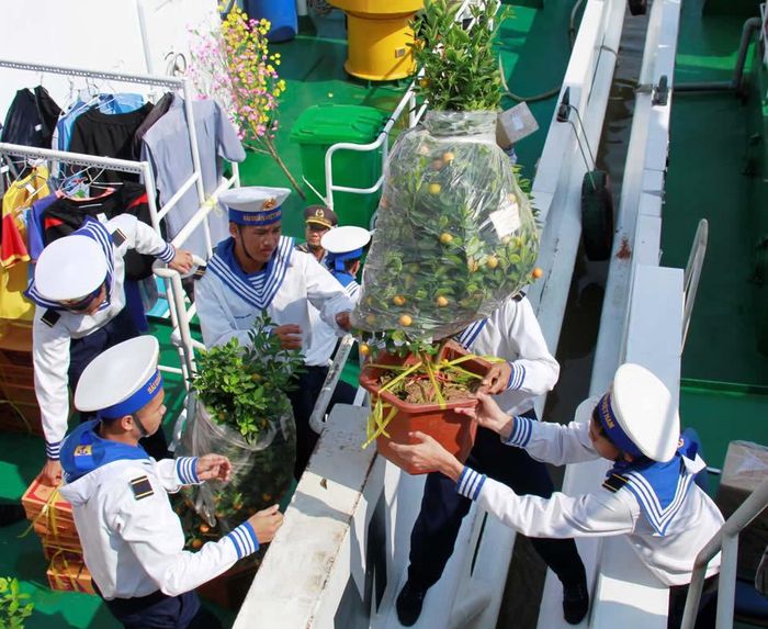 Chuyển quà và quất lên tàu.