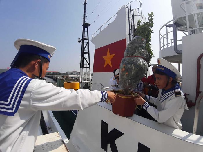 Chiến sĩ nhà giàn nhận quà Tết từ đất liền.