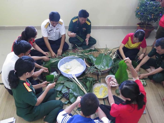 Gói bánh chưng trong nhà giàn.