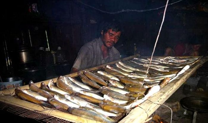 Người Cơ Tu làm quà để tặng người thân và ăn trong dịp Tết