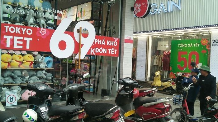 Biển xả hàng "giăng" đầy trên phố Chùa Bộc