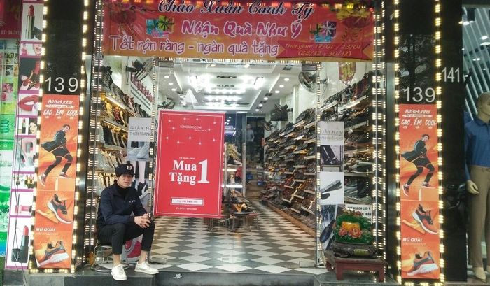 Cửa hàng giày, dép cũng bước vào cuộc đua "xả hàng" mua 1 tặng 1