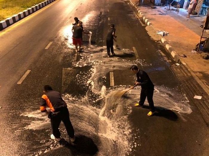  Phải mất tới 1,5 giờ đồng hồ mới có thể dọn sạch vết dầu loang. Nguồn: Tdaily