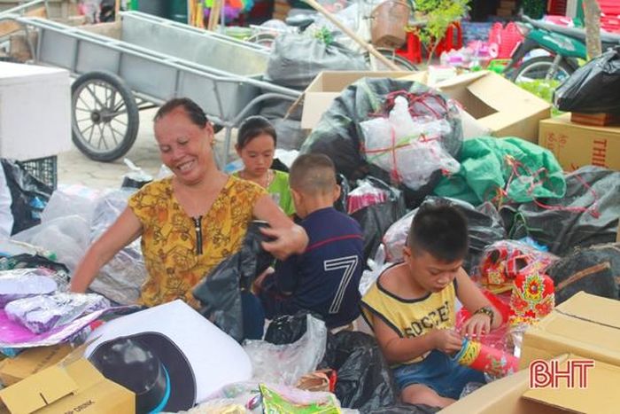 Đối với trẻ thơ, được cùng mẹ, cùng chị đi chợ tết là niềm vui lớn