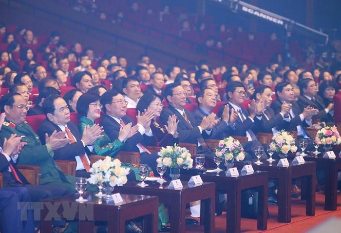 Phó Chủ tịch nước Đặng Thị Ngọc Thịnh, Phó Thủ tướng Phạm Bình Minh, Chủ tịch Ủy ban Trung ương Mặt trận Tổ quốc Việt Nam Trần Thanh Mẫn cùng các đại biểu dự chương trình Xuân Quê hương năm 2020. (Ảnh: Lâm Khánh/TTXVN)