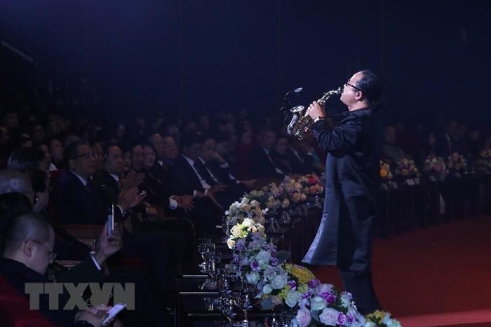Nghệ sĩ Saxophone Trần Mạnh Tuấn biểu diễn trong chương trình Xuân Quê hương năm 2020. (Ảnh: Lâm Khánh/TTXVN)