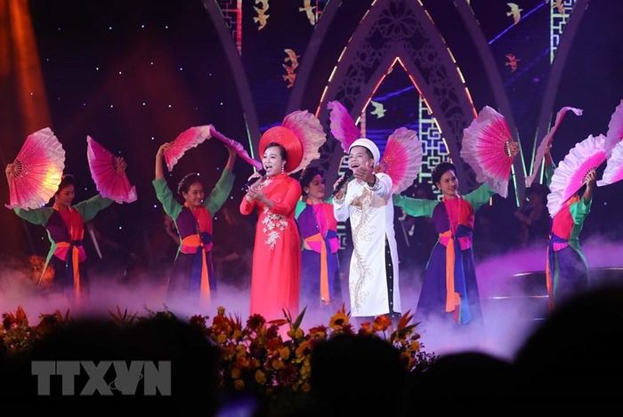Tiết mục văn nghệ trong chương trình Xuân Quê hương năm 2020. (Ảnh: Lâm Khánh/TTXVN)