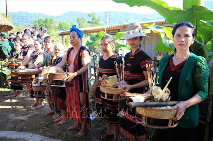 Các dòng họ trong bản mang lễ vật đến cúng Giàng. Ảnh: Hồ Cầu/TTXVN
