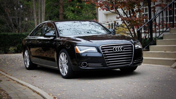 Một chiếc xe sang Audi A8L 2011, giá bán hiện tại ở Việt Nam không cao hơn Honda Accord hay Toyota Camry là mấy
