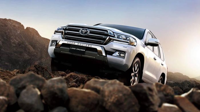 Toyota Land Cruiser là một mẫu xe tầm giá 4 tỉ được khá nhiều người ưa chuộng bởi tính bến bỉ, kể cả thị trường Trung Đông