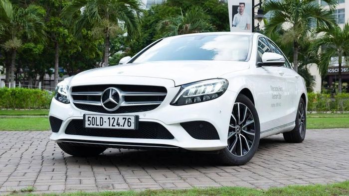 Giá bán của một chiếc Mercedes-Benz C200 lắp ráp chỉ cao hơn một chiếc Honda Accord vài chục triệu