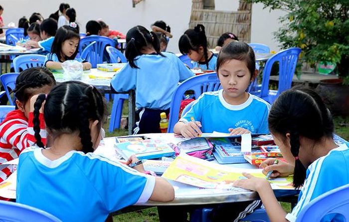 Học sinh tham gia hội thi vẽ tranh