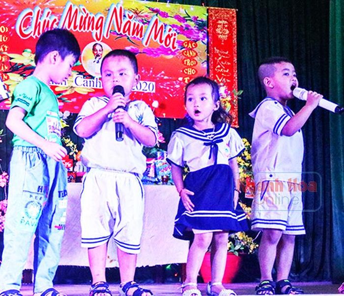 Học sinh thị trấn Trường Sa biểu diễn văn nghệ mừng năm mới 2020. 