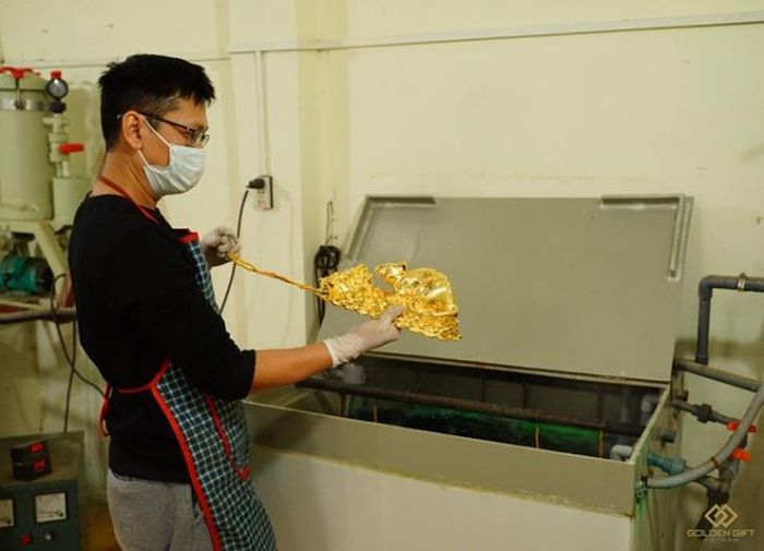 Tượng chuột được mạ vàng thật bằng phương pháp điện phân
