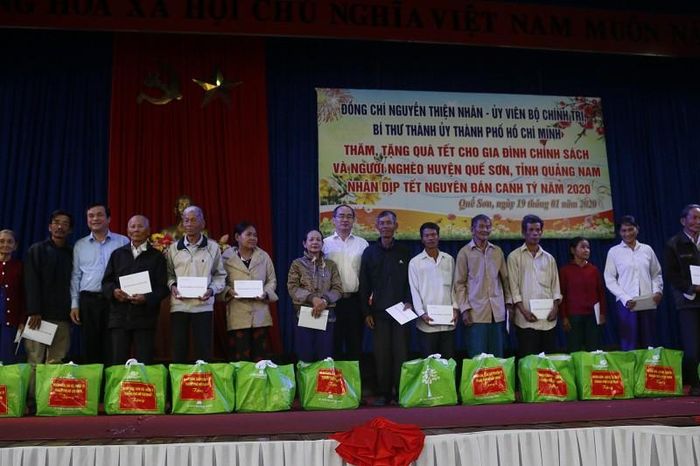 Bí thư Thành ủy TP.HCM tặng quà cho gia đình chính sách và người nghèo huyện Quế Sơn. Ảnh: TN