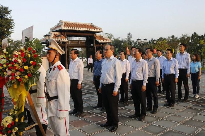Ủy viên Bộ Chính trị, Bí thư Thành ủy TP.HCM dâng hương tại Khu tưởng niệm Chủ tịch Hội đồng Nhà nước Võ Chí Công. Ảnh: TN