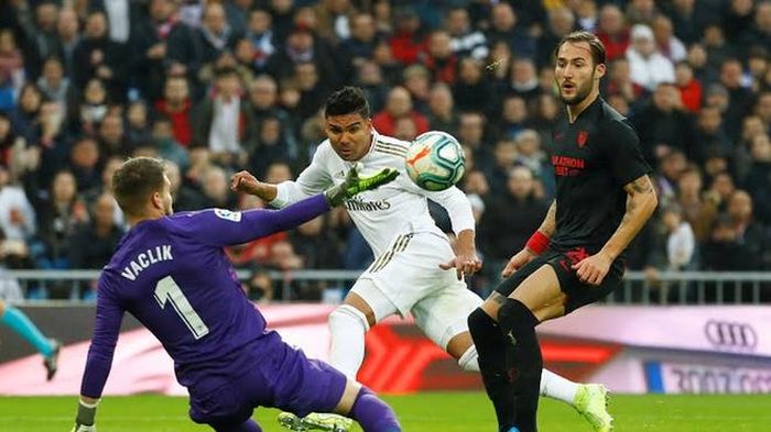  Phút 57, sau pha giật gót điệu nghệ của Luka Jovic, Casemiro băng lên dũng mãnh, dứt điểm tinh tế mở tỷ số cho Real. 