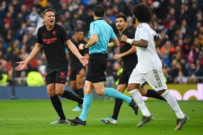  Phút 29, Luuk de Jong đưa bóng vào lưới Real. Sau khi tham khảo VAR, trọng tài không công nhận bàn thắng. Hiệp 1 kết thúc với tỷ số hòa 0-0. 