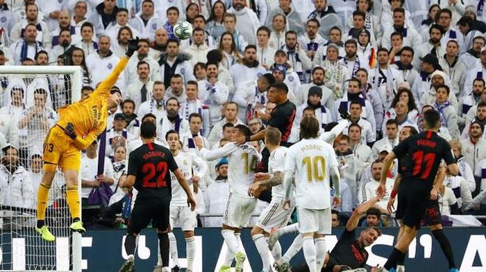  Dù thi đấu lép vế, đội khách Sevilla vẫn tạo ra được vài tình huống dứt điểm nguy hiểm về phía khung thành Thibaut Courtois. 