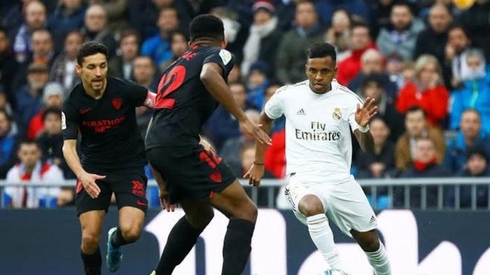  Ngay sau tiếng còi khai cuộc, Real Madrid nắm thế chủ động. Tuy nhiên, việc thiếu vắng Karim Benzema cũng như Gareth Bale khiến những đường lên bóng của đội bóng Hoàng gia Tây Ban Nha tỏ ra thiếu gắn kết. 