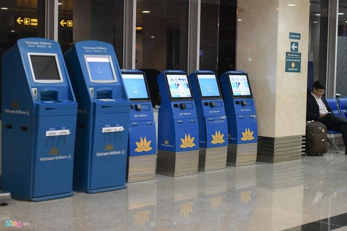  Đa số hành khách có hành lý ký gửi nên khu vực tự check-in ở các máy thưa thớt. 