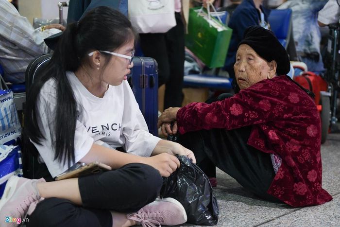  Người già, trẻ em cũng phải chịu tình cảnh tương tự. 