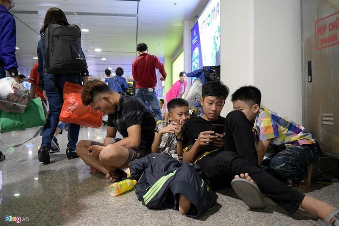  Cũng rơi vào tình trạng bị delay, anh Phạm Văn Hoàng (Hà Nội) và người nhà chỉ còn biết vùi đầu vào điện thoại. “Hôm qua tôi bay chuyến 23h45 nhưng lúc ra làm thủ tục thì họ nói chuyến này đã bay từ sáng. Tôi hết sức hoang mang, phải liên hệ để mua vé cho ngày hôm nay”, anh Hoàng bức xúc. 