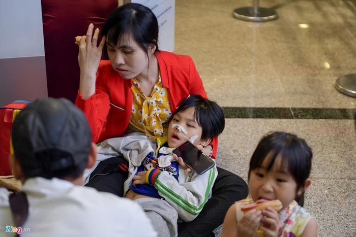  “Gia đình tôi có mặt ở sân bay lúc 17h để đi chuyến 19h40 nhưng bị delay đến 21 h. Con đang sốt cũng không có cách nào khác đành phải chờ thôi”, người mẹ quê Thanh Hóa cho biết. 