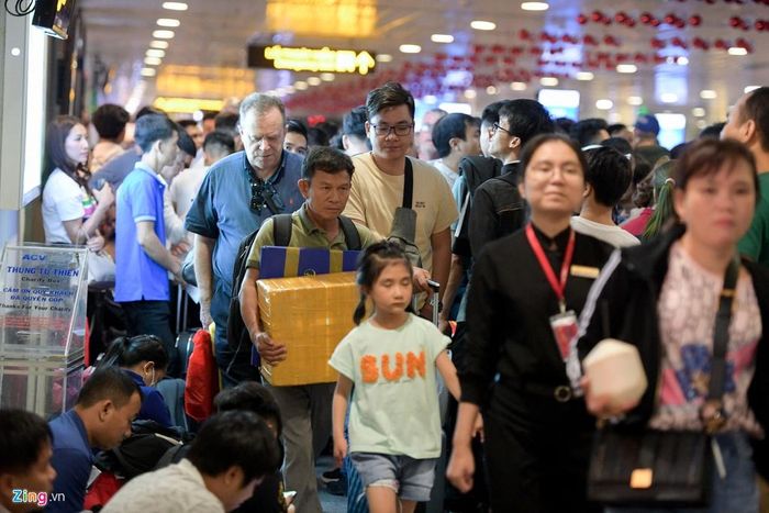  Vì vậy, nhiều người khá khó khăn trong việc di chuyển đến cửa ra máy bay. 