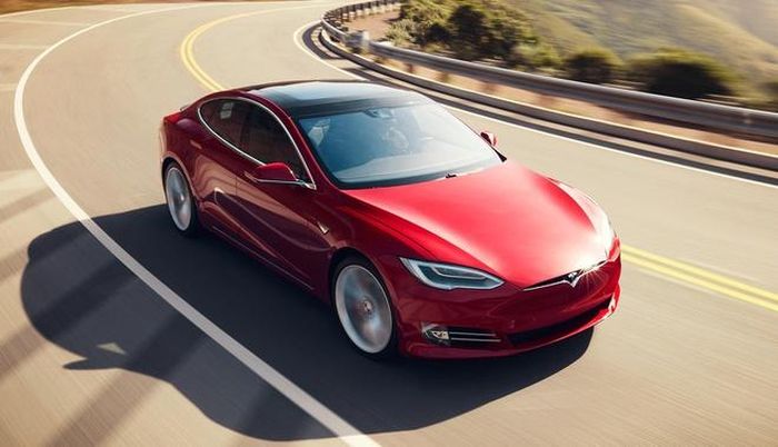 Xe điện Tesla bị tố tự tăng tốc gây tai nạn.