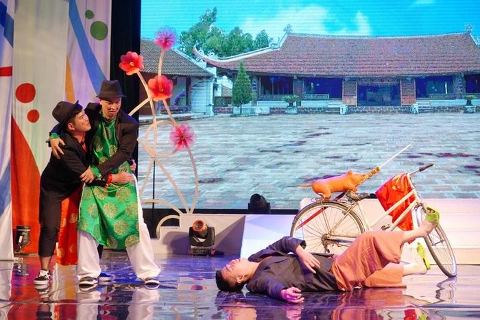 Một cảnh trong "Quan lớn chia lợn"