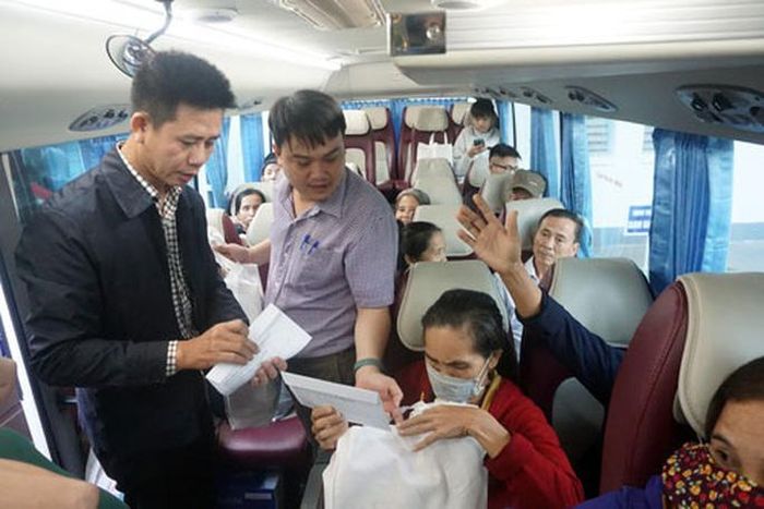 Tặng quà cho các bệnh nhân, người nhà trước khi xe lăn bánh Ảnh: QUANG NHẬT