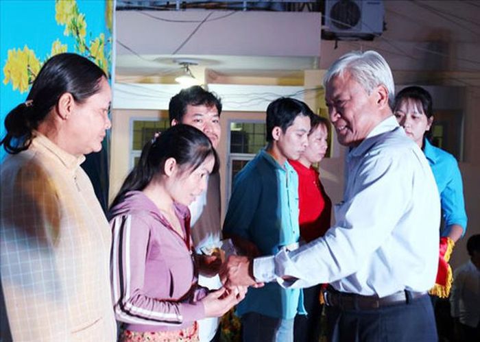 Ông Nguyễn Tôn Hoàng, Phó Bí thư Thường trực Tỉnh ủy Đồng Tháp, tặng quà cho đoàn viên khó khăn Ảnh: TRỰC NGÔN