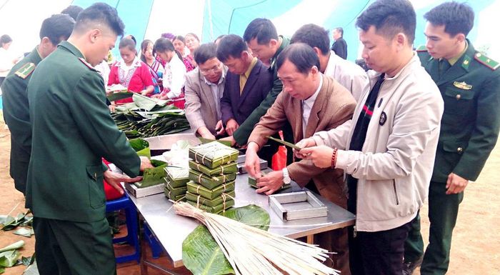  Bộ đội Biên phòng và người dân cùng gói bánh chưng.