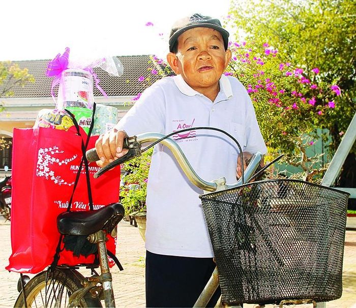 Người nghèo ở huyện Hoài Nhơn (Bình Định) nhận quà tết cuối năm. Ảnh: NGỌC OAI