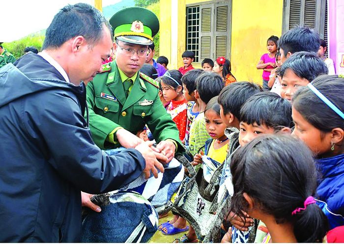 Tặng áo ấm cho trẻ nghèo khu vực biên giới Việt Nam - Lào đón Tết Canh Tý. Ảnh: VĂN THẮNG