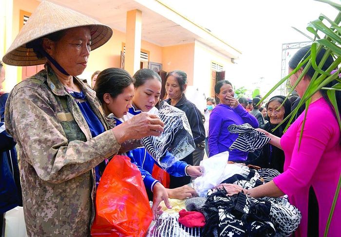 Phiên chợ tết 0 đồng dành cho người nghèo ở Hà Tĩnh. Ảnh: DƯƠNG QUANG