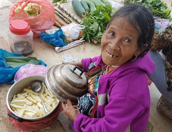  Phiên chợ thay đổi tư duy sản xuất từ tự cung tự cấp sang trao đổi hàng hóa cho bà con vùng cao.