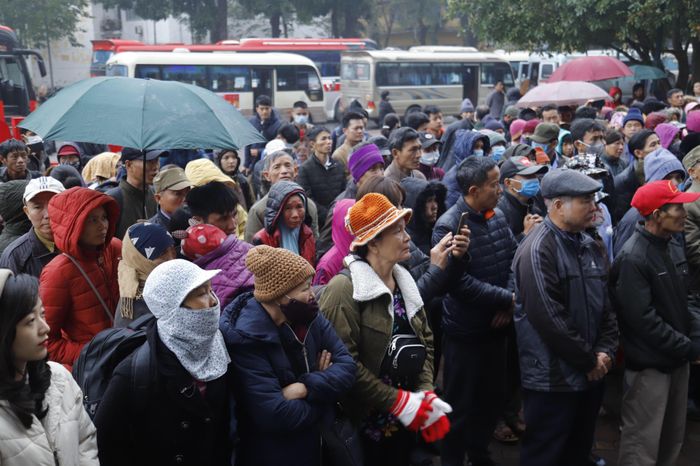 Hàng trăm bệnh nhân và người nhà háo hức chuẩn bị lên "chuyến xe yêu thương" về với gia đình