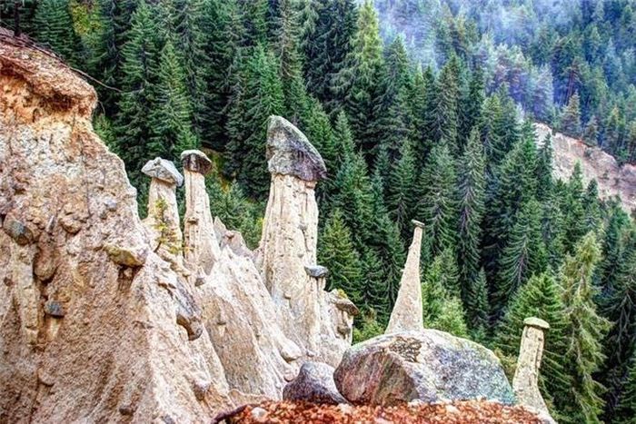  Có thể mất từ hàng trăm đến hàng ngàn năm để tạo thành các kim tự tháp.