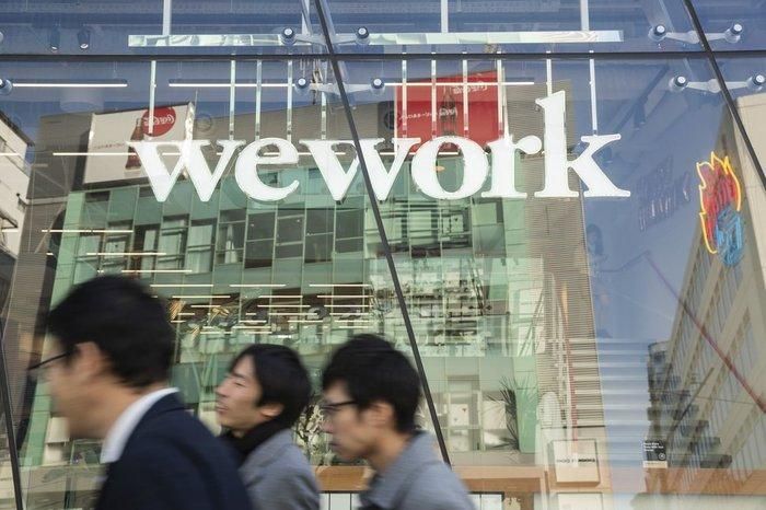 Trong vài tháng trở lại đây, WeWork có nhiều động thái để giảm chi phí vận hành, trong đó có việc bán nhiều mảng kinh doanh và cắt giảm nhân sự. (Ảnh: Bloomberg)