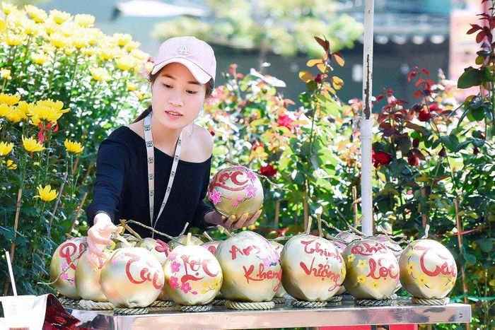 Dừa thư pháp rất được ưa chuộng vì có thể chưng được lâu lại mang ý nghĩa tài lộc. Mỗi trái dừa thư pháp có giá 150.000-200.000 đồng