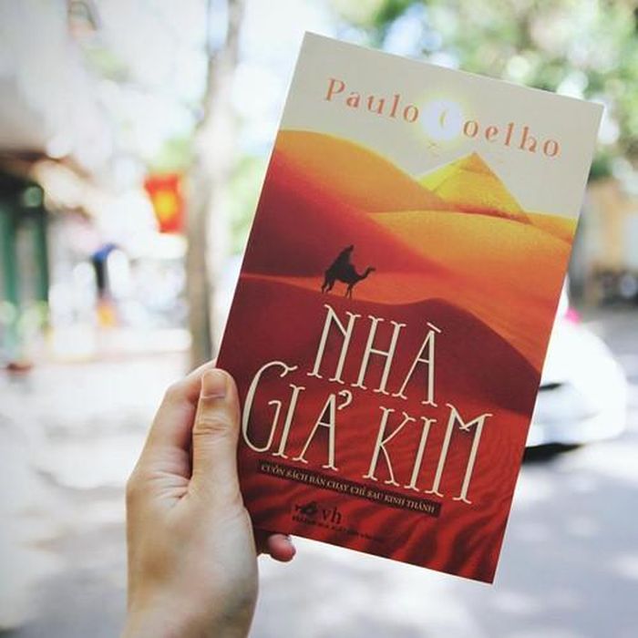 “Nhà giả kim” của Paulo Coelho là một cuốn sách hay dành cho những người đã đánh mất đi ước mơ hoặc chưa bao giờ có nó.