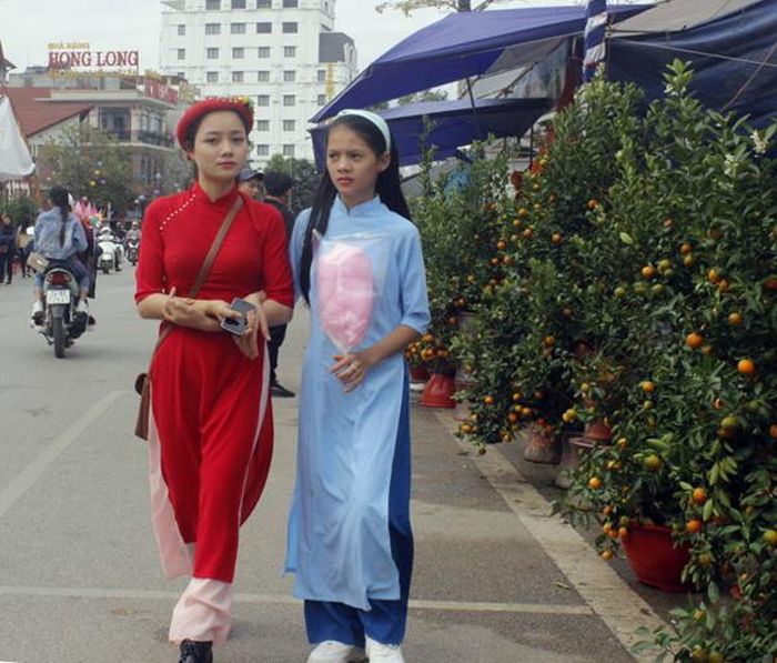 Phố phường rực rỡ sắc màu.