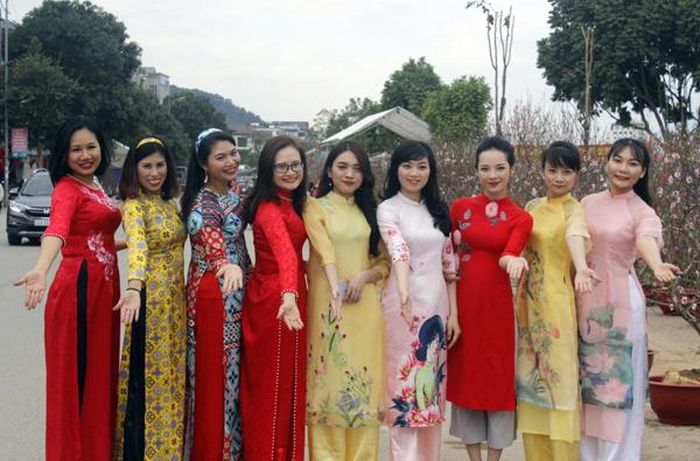Xúng xính áo dài chơi chợ hoa xuân.