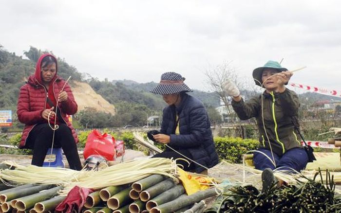 Đây là khoảng thời gian vất vả mưu sinh của những người làm nghề xe ôm và bán hàng.
