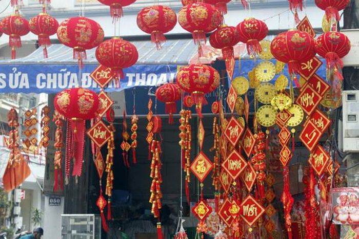 Diện quần áo đẹp đi sắm tết.